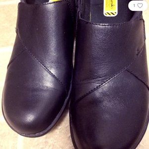 Nwot! Clarks slip resistant heeled shoe